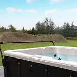 Ferienhaus Gorgeous In With Jacuzzi *