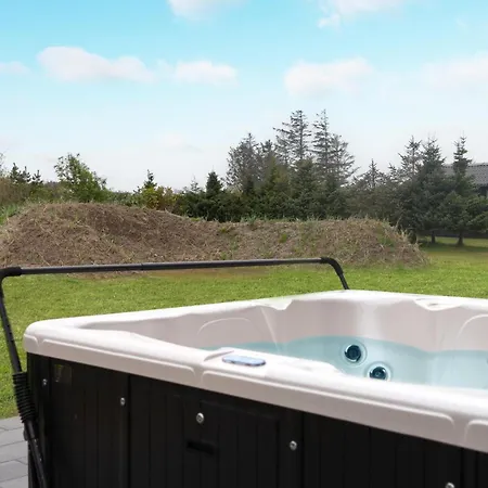 Dom wakacyjny Gorgeous In With Jacuzzi *